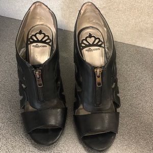 Black zipper heel